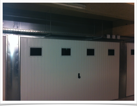 Porte basculante avec oculus